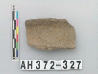 藏品(灰褐色粗砂陶口緣)的圖片